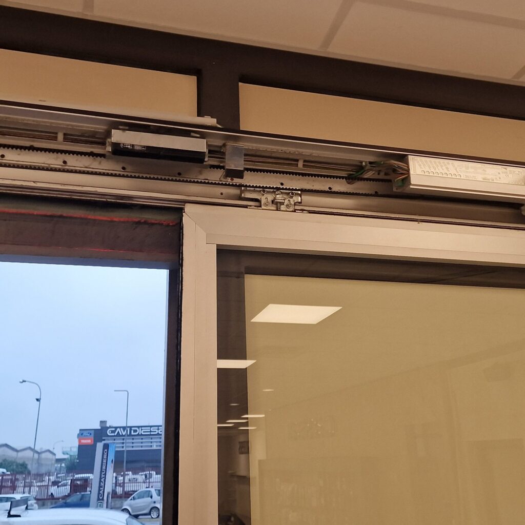 Porta automatica installata da Macrotec, realizzazione 1