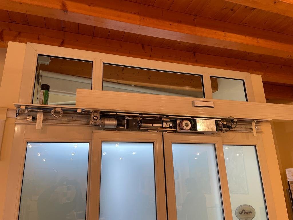 Porta automatica installata da Macrotec, realizzazione 5