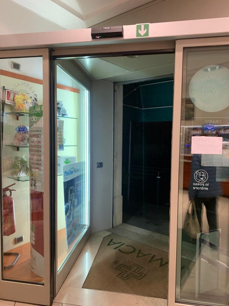 Porta automatica installata da Macrotec, realizzazione 8