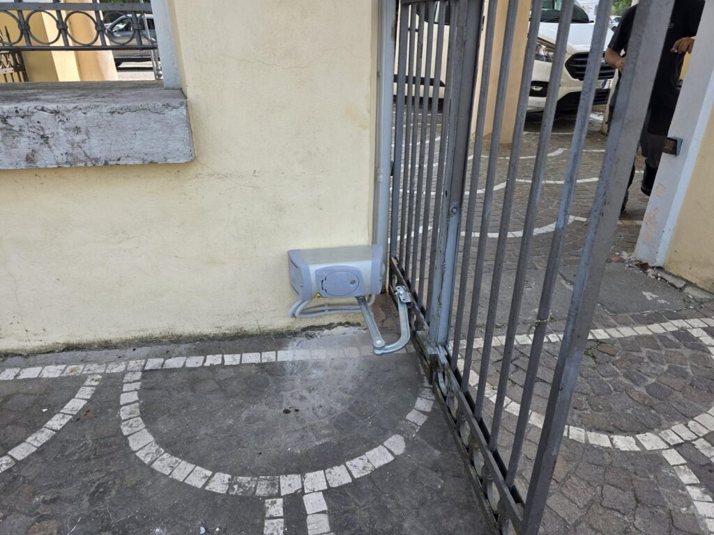 Cancello automatico installato da Macrotec, realizzazione 10