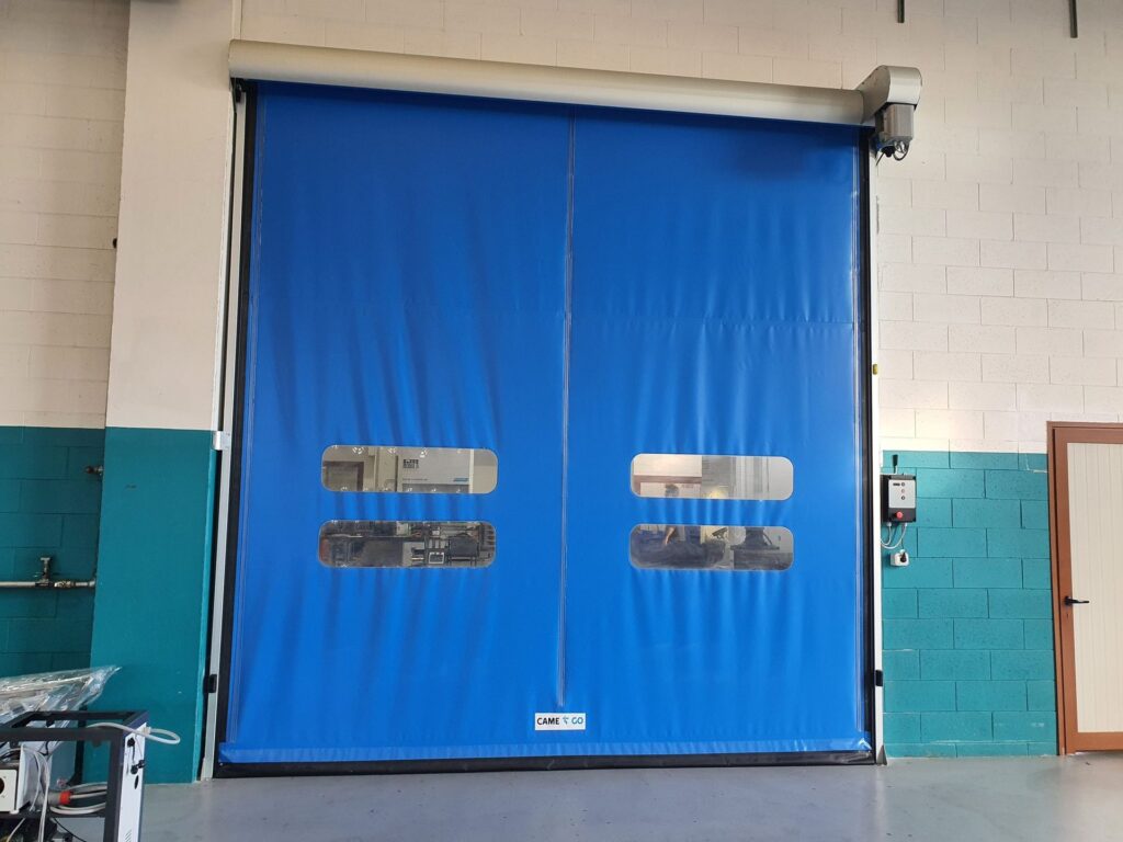 Portone sezionale industriale installato da Macrotec, realizzazione 4