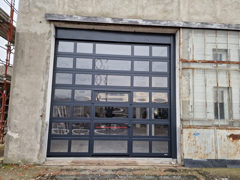 Portone sezionale industriale installato da Macrotec, realizzazione 6