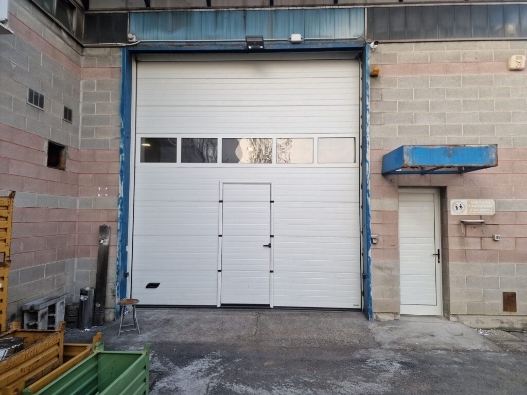 Portone sezionale industriale installato da Macrotec, realizzazione 7
