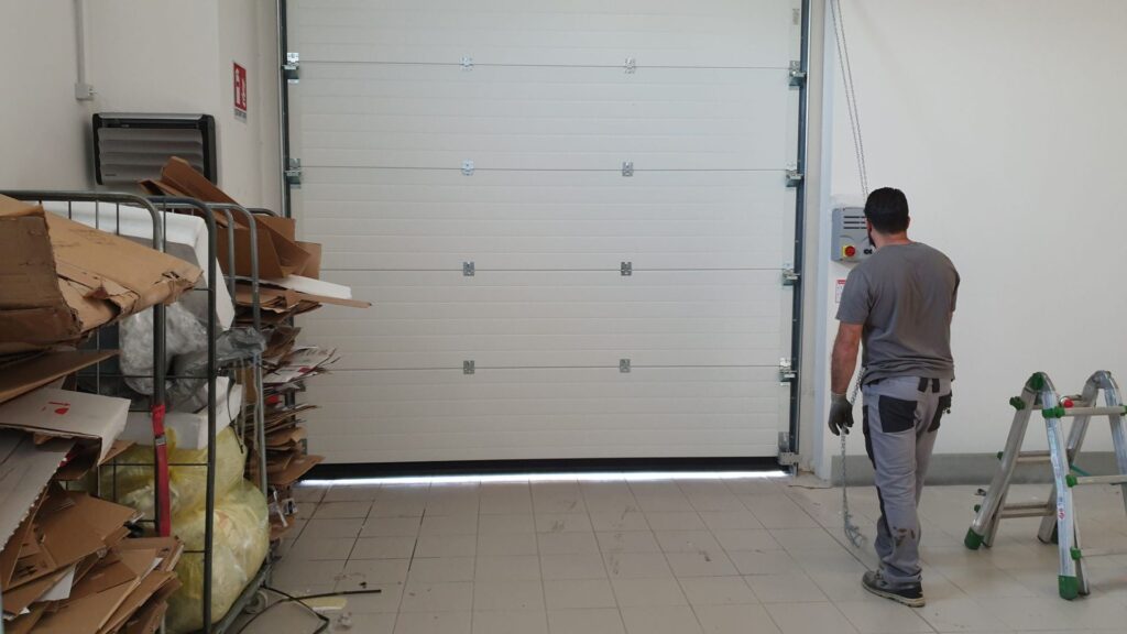 Portone sezionale industriale installato da Macrotec, realizzazione 8