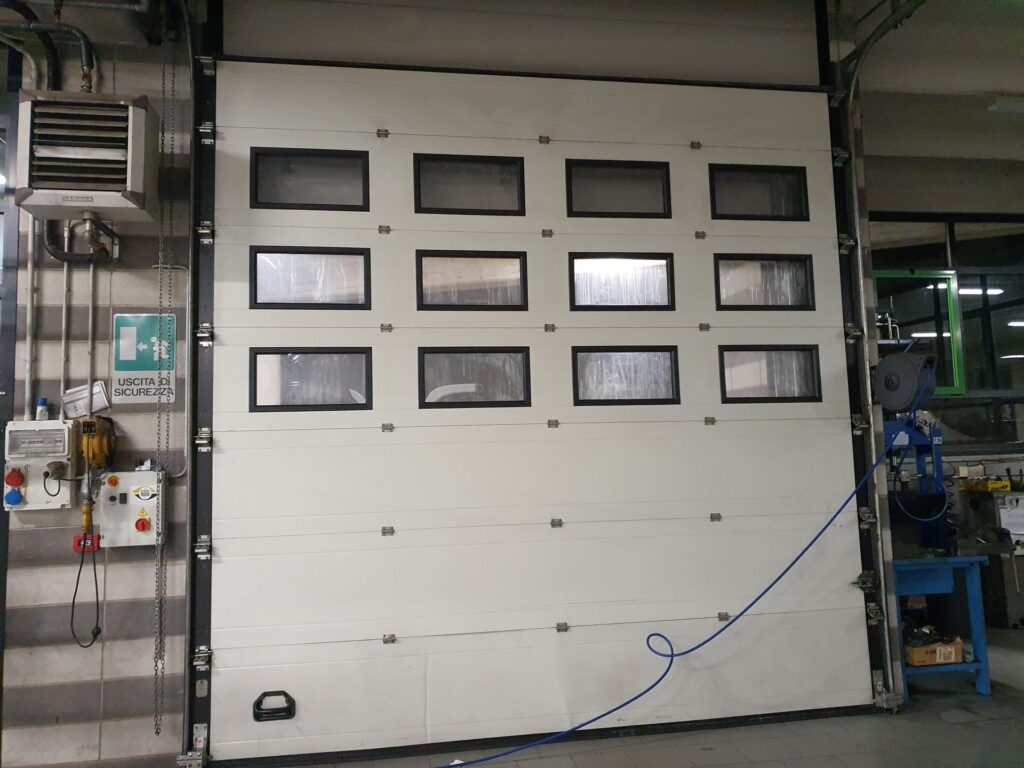 Portone sezionale industriale installato da Macrotec, realizzazione 11