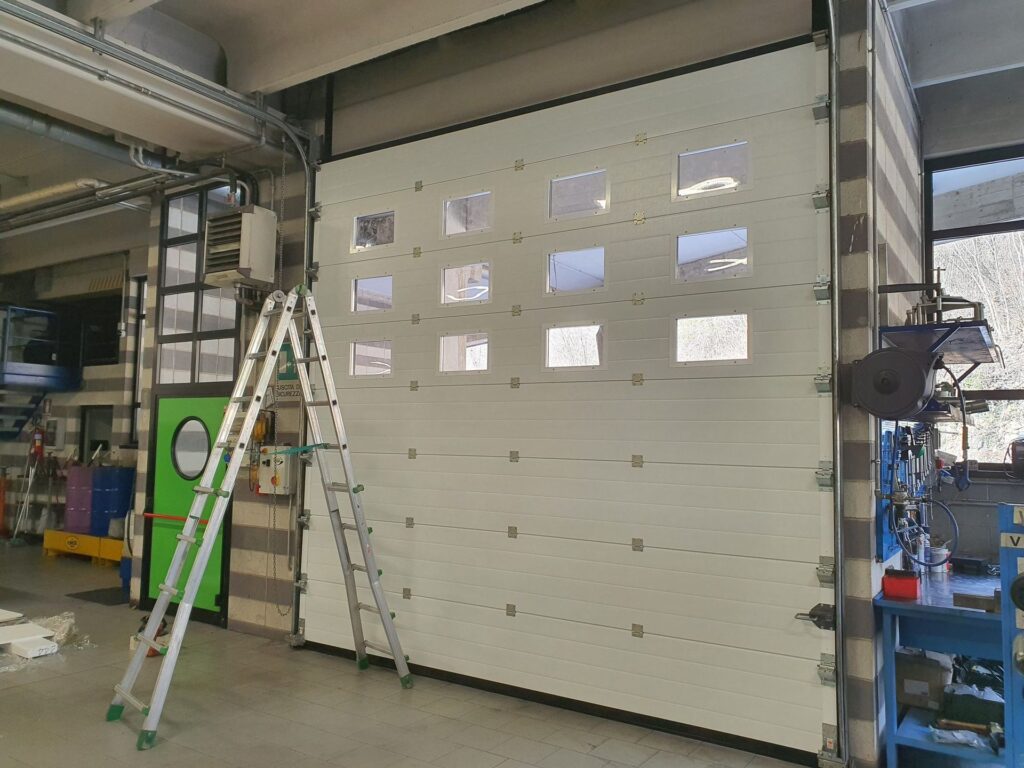 Portone sezionale industriale installato da Macrotec, realizzazione 14