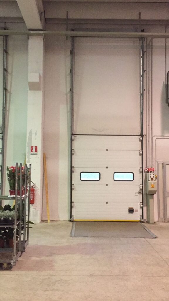 Portone sezionale industriale installato da Macrotec, realizzazione 18