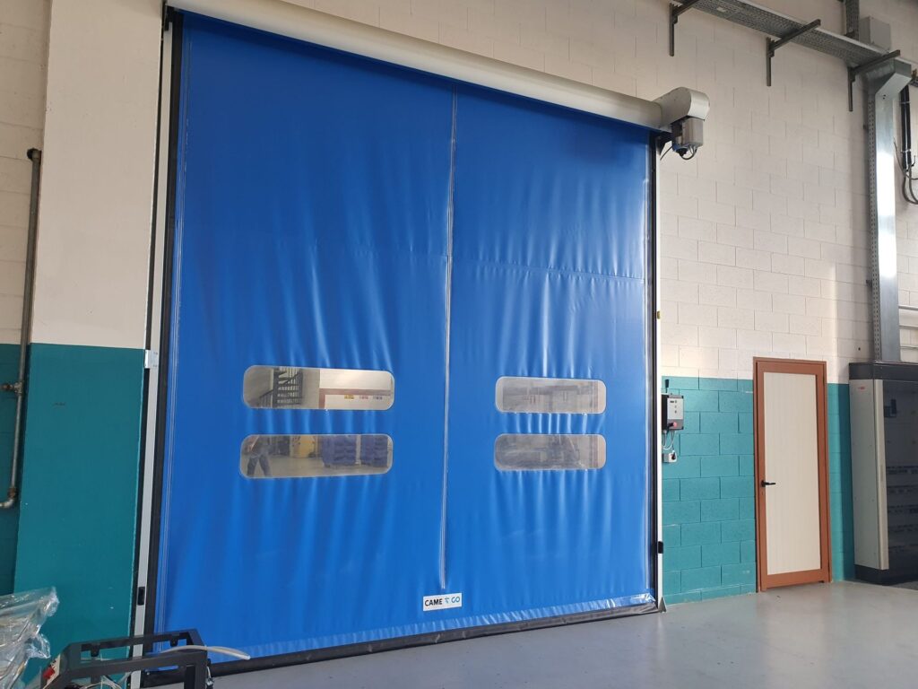 Portone sezionale industriale installato da Macrotec, realizzazione 20