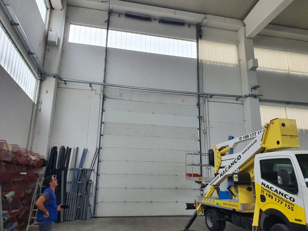 Portone sezionale industriale installato da Macrotec, realizzazione 22
