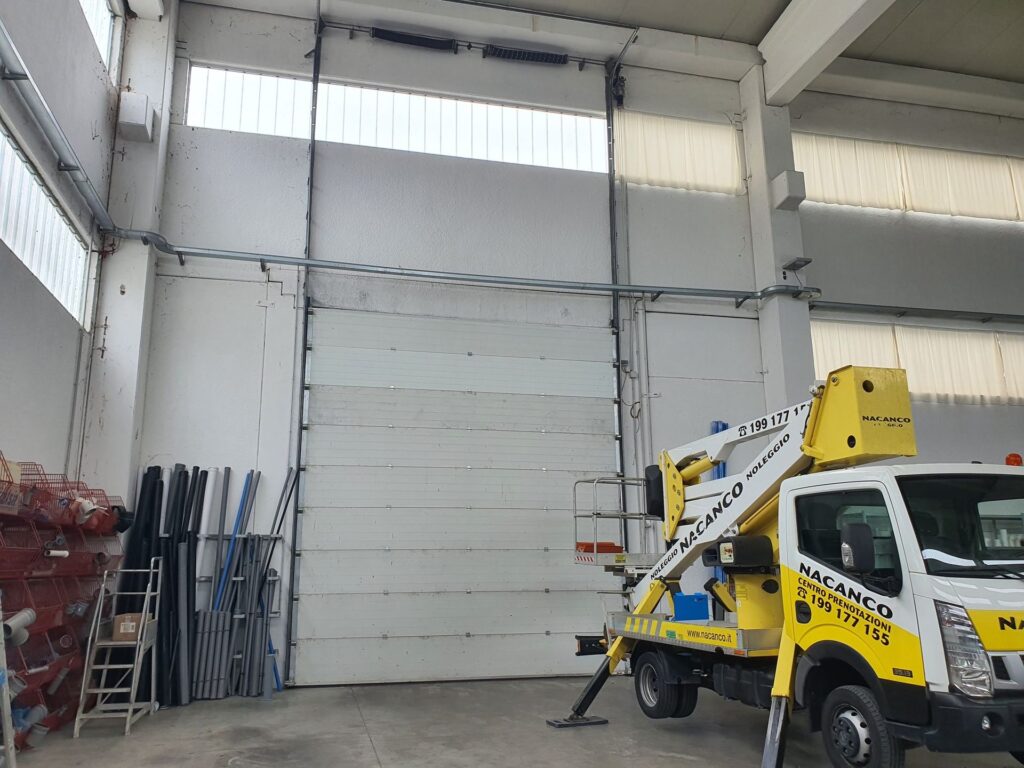 Portone sezionale industriale installato da Macrotec, realizzazione 23
