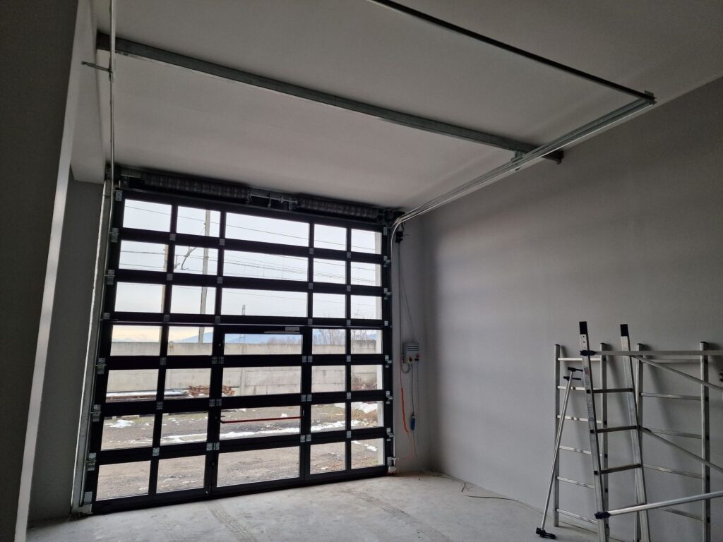 Portone sezionale industriale installato da Macrotec, realizzazione 26
