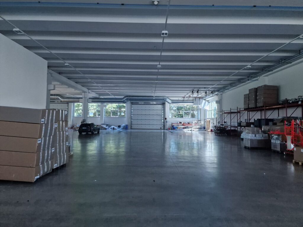 Portone sezionale industriale installato da Macrotec, realizzazione 28