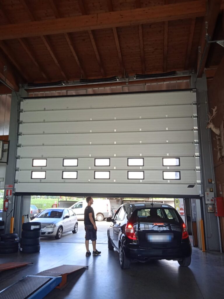 Portone sezionale industriale installato da Macrotec, realizzazione 29