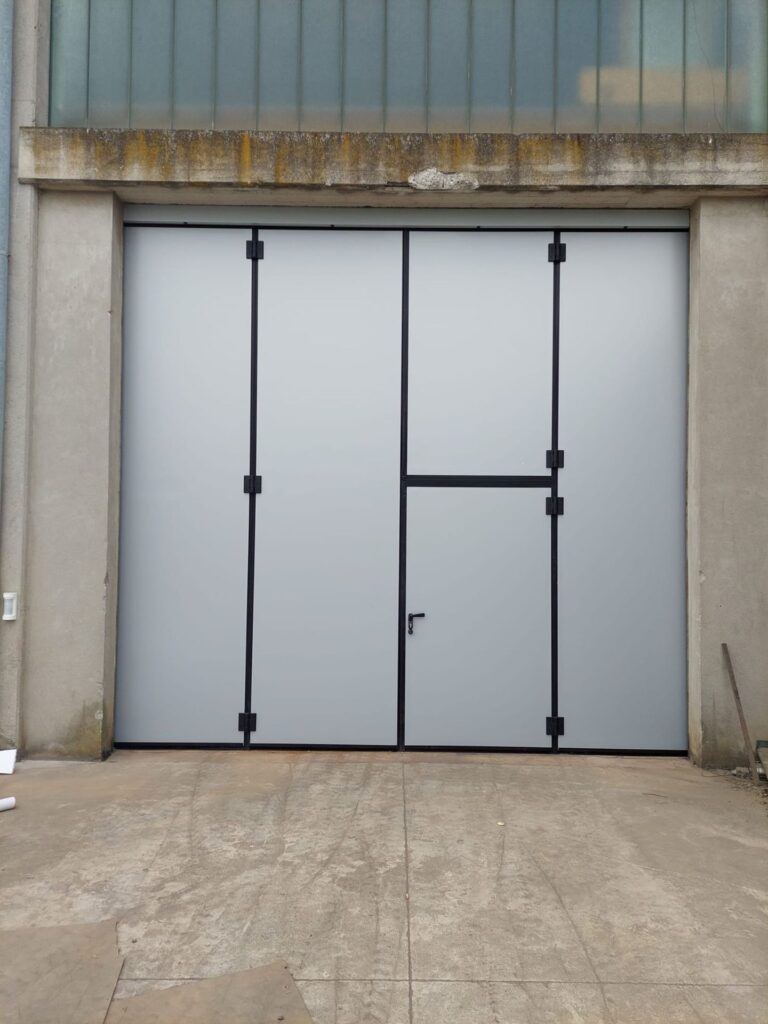 Portone sezionale industriale installato da Macrotec, realizzazione 30