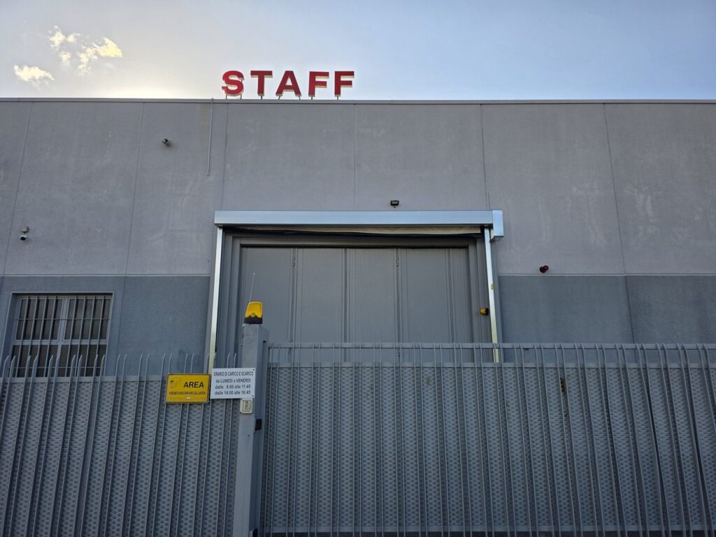 Portone sezionale industriale installato da Macrotec, realizzazione 31