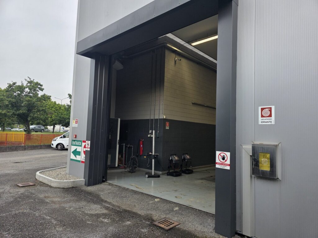 Portone sezionale industriale installato da Macrotec, realizzazione 32