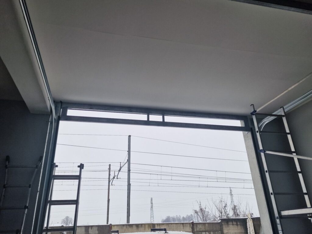 Portone sezionale industriale installato da Macrotec, realizzazione 33