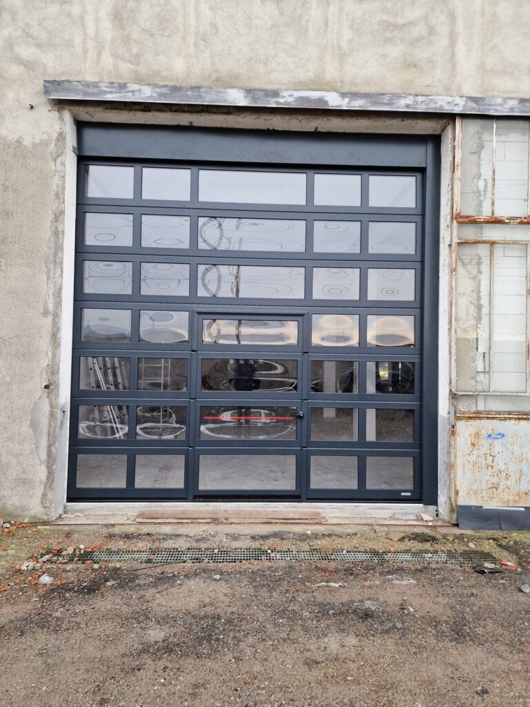 Portone sezionale industriale installato da Macrotec, realizzazione 34