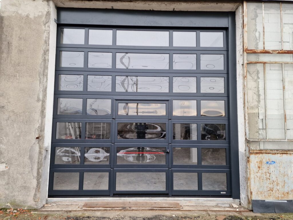 Portone sezionale industriale installato da Macrotec, realizzazione 35