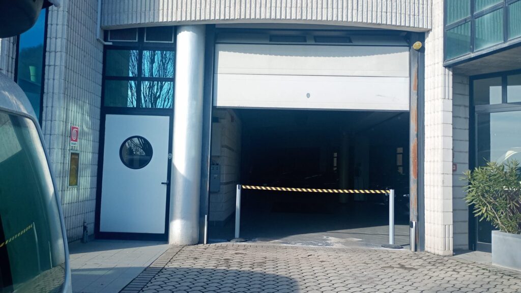 Portone sezionale industriale installato da Macrotec, realizzazione 39