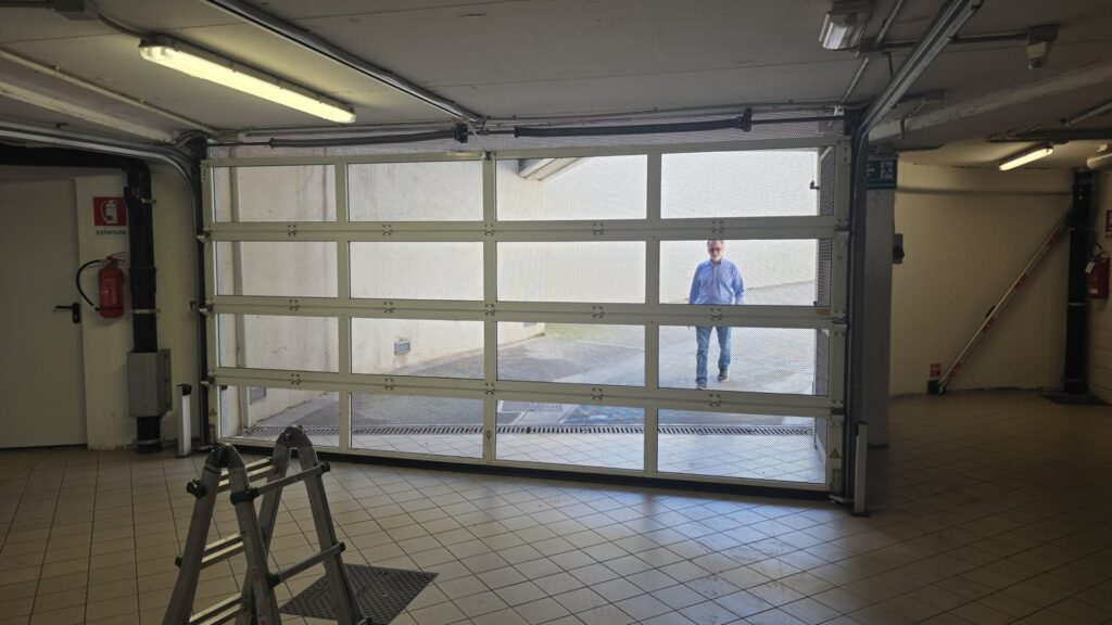 Portone sezionale industriale installato da Macrotec, realizzazione 40