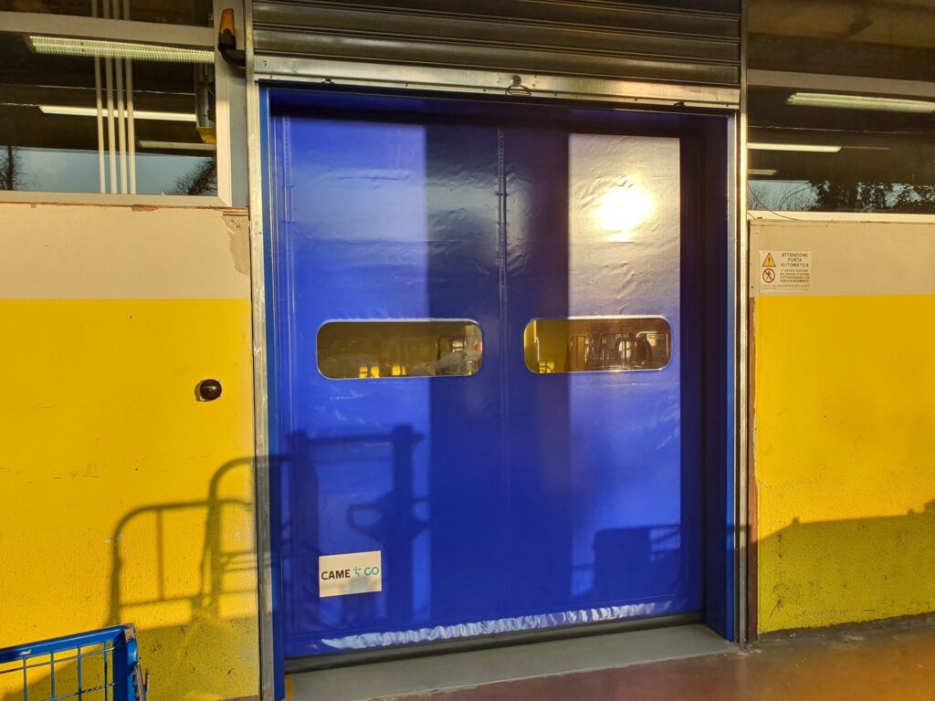Portone sezionale industriale installato da Macrotec, realizzazione 42