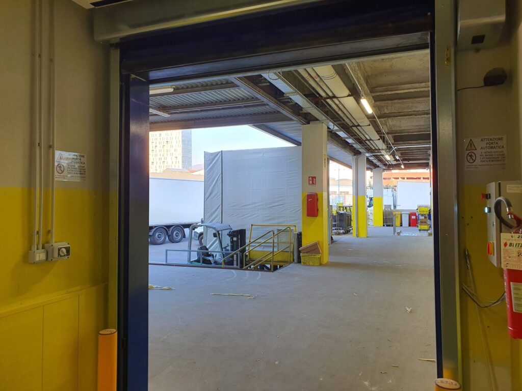 Portone sezionale industriale installato da Macrotec, realizzazione 45