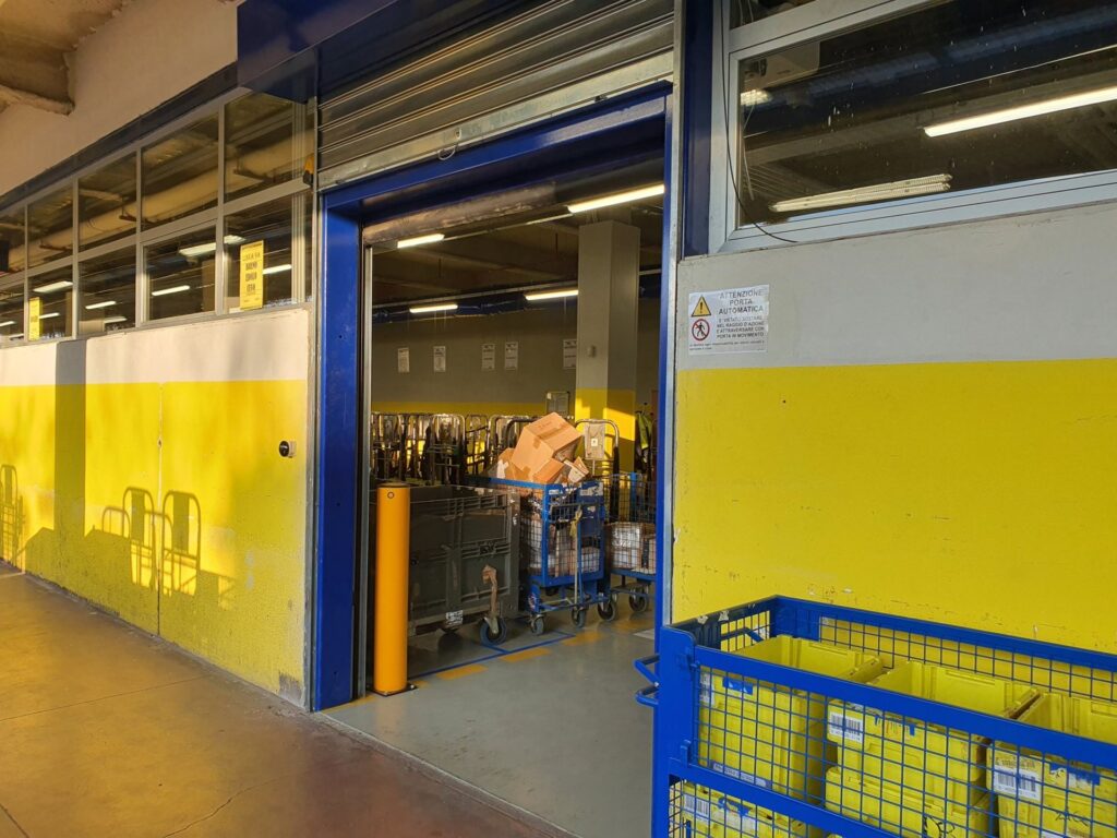 Portone sezionale industriale installato da Macrotec, realizzazione 46