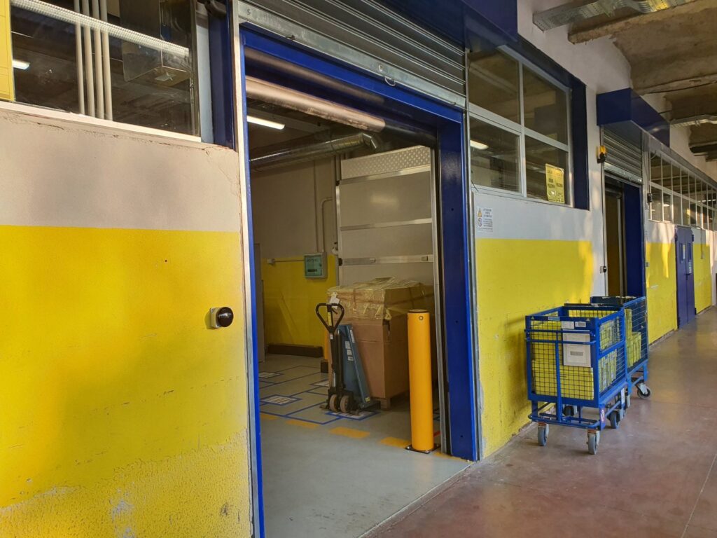 Portone sezionale industriale installato da Macrotec, realizzazione 47