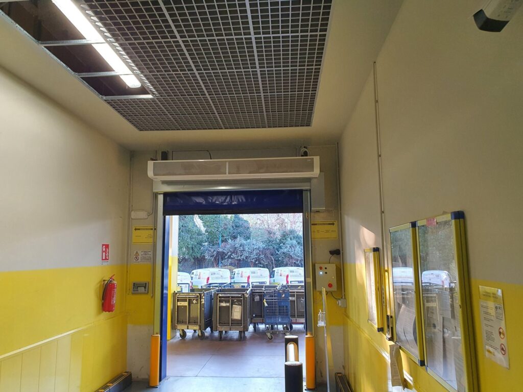 Portone sezionale industriale installato da Macrotec, realizzazione 48