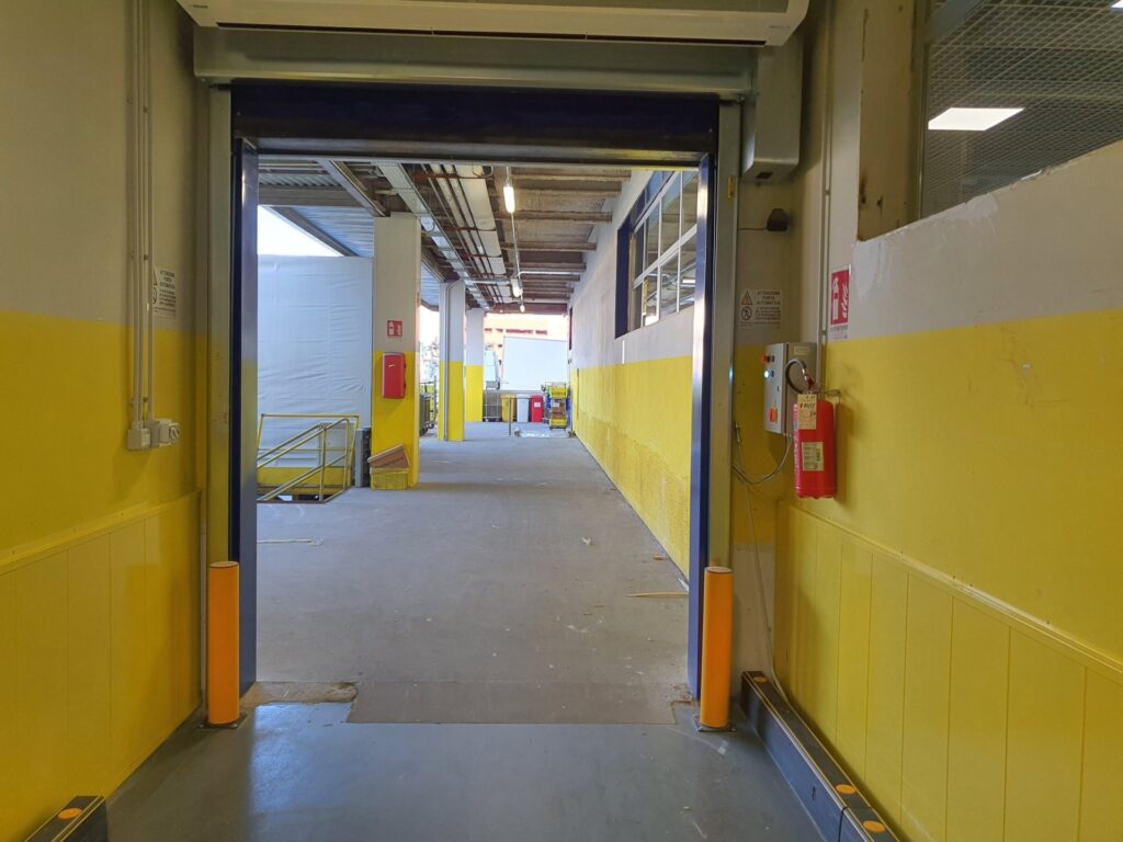 Portone sezionale industriale installato da Macrotec, realizzazione 49