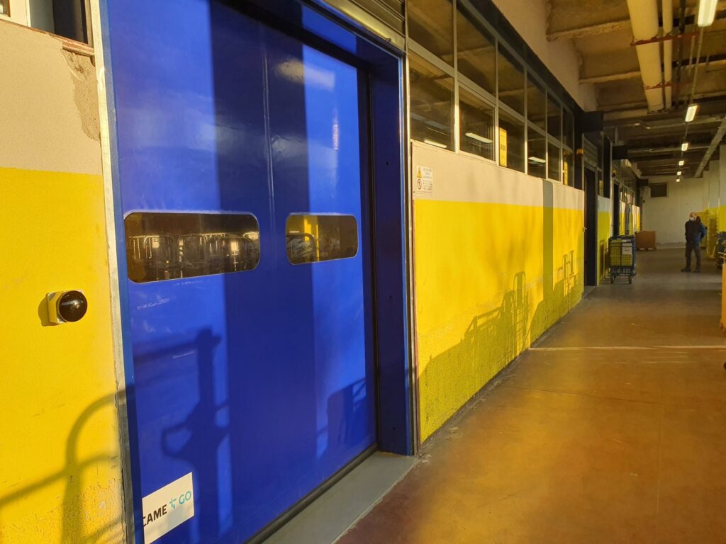 Portone sezionale industriale installato da Macrotec, realizzazione 52