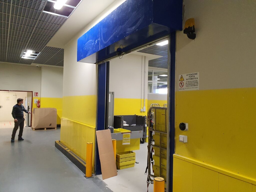 Portone sezionale industriale installato da Macrotec, realizzazione 53
