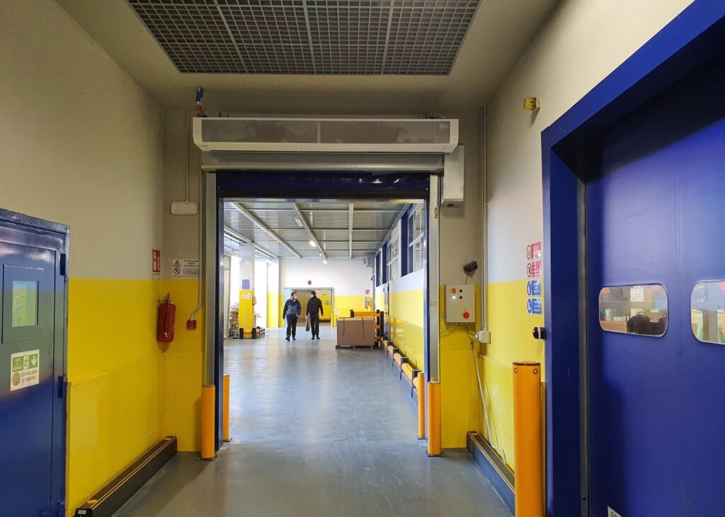 Portone sezionale industriale installato da Macrotec, realizzazione 54
