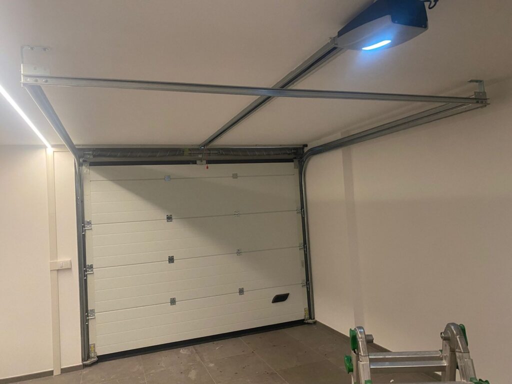 Porta sezionale Macrotec, vista dall'interno o dettaglio, realizzazione 2
