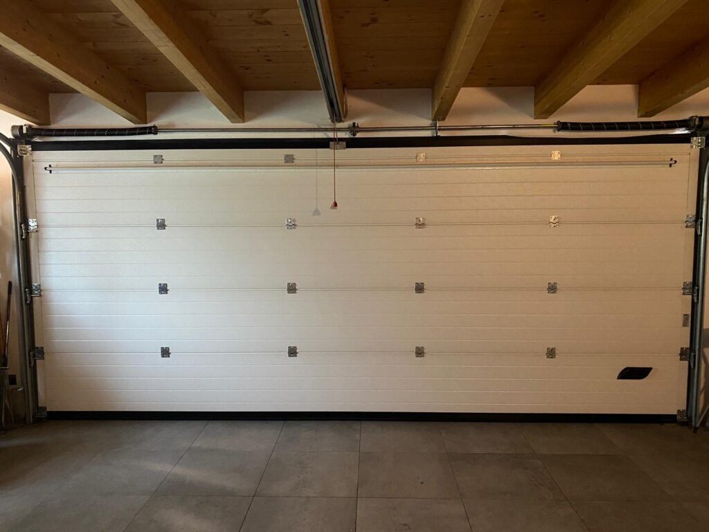 Porta sezionale Macrotec, vista dall'interno o dettaglio, realizzazione 3