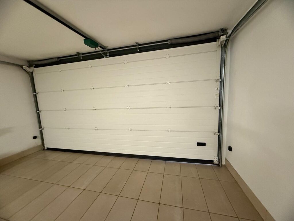 Porta sezionale Macrotec, vista dall'interno o dettaglio, realizzazione 10