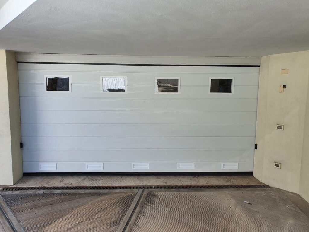 Porta sezionale Macrotec, vista dall'interno o dettaglio, realizzazione 11