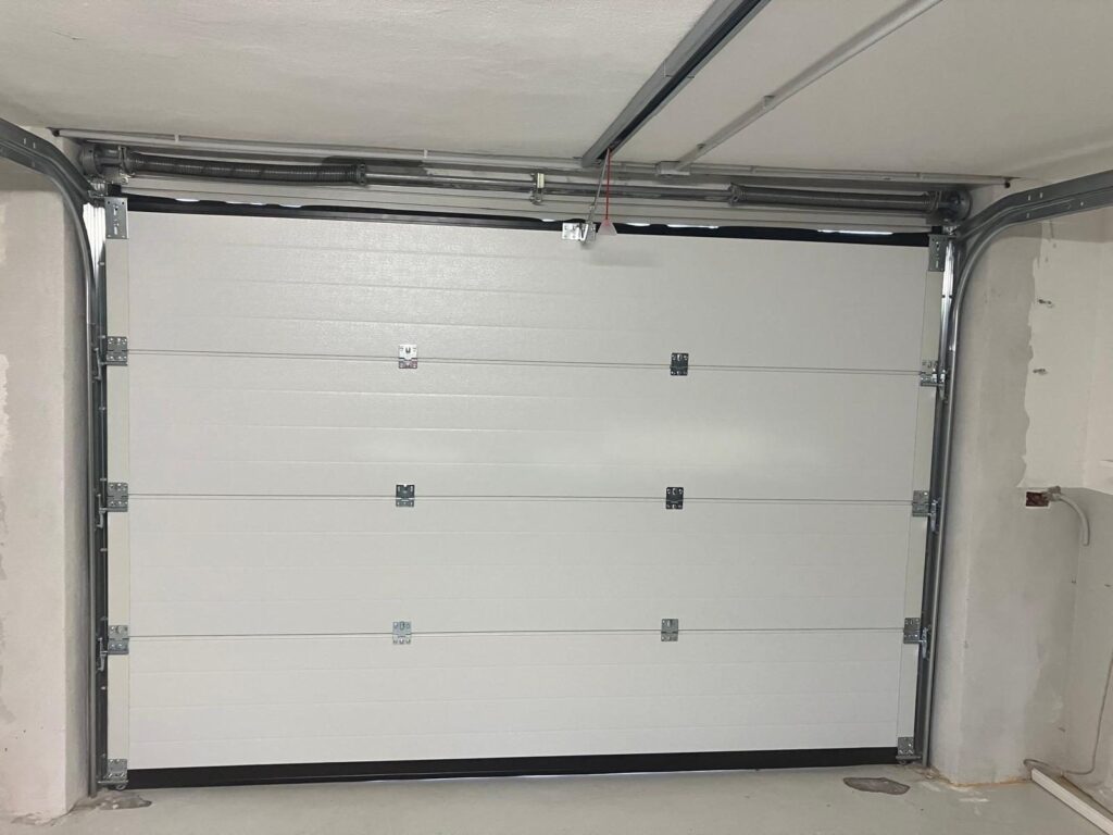 Porta sezionale Macrotec, vista dall'interno o dettaglio, realizzazione 13