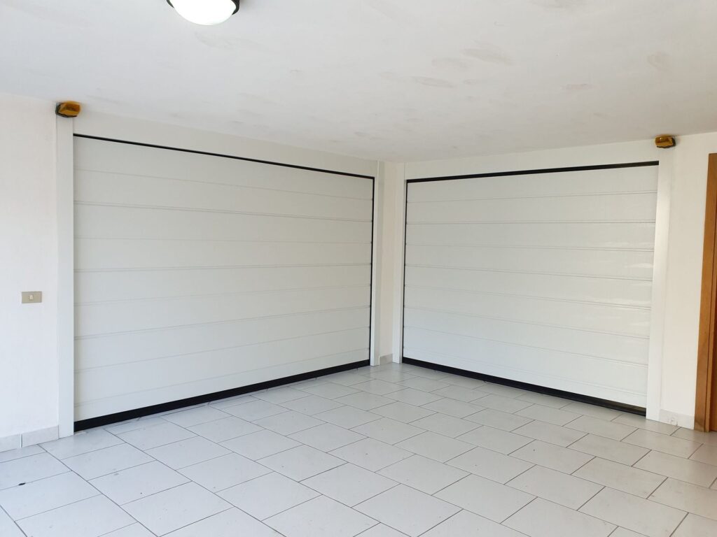 Porta sezionale Macrotec, vista dall'interno o dettaglio, realizzazione 14