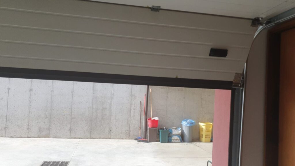 Porta sezionale Macrotec, vista dall'interno o dettaglio, realizzazione 17