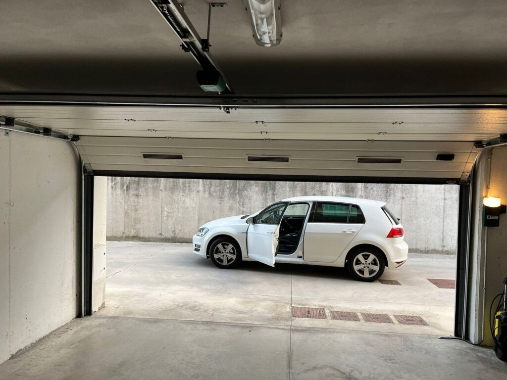 Porta sezionale Macrotec, vista dall'interno o dettaglio, realizzazione 18