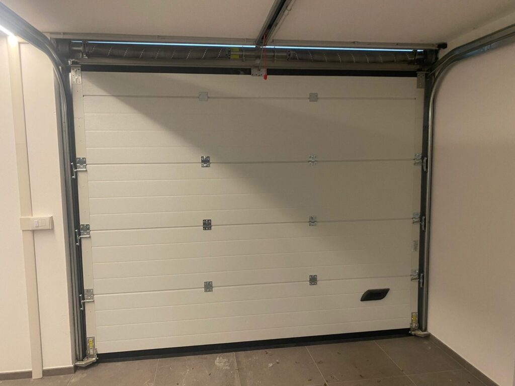 Porta sezionale Macrotec, vista dall'interno o dettaglio, realizzazione 21
