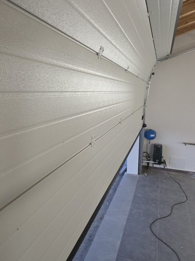 Porta sezionale Macrotec, vista dall'interno o dettaglio, realizzazione 29