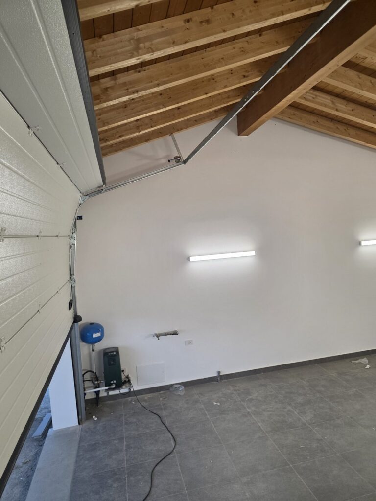 Porta sezionale Macrotec, vista dall'interno o dettaglio, realizzazione 30