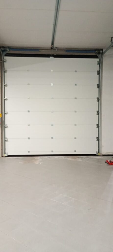 Porta sezionale Macrotec, vista dall'interno o dettaglio, realizzazione 32
