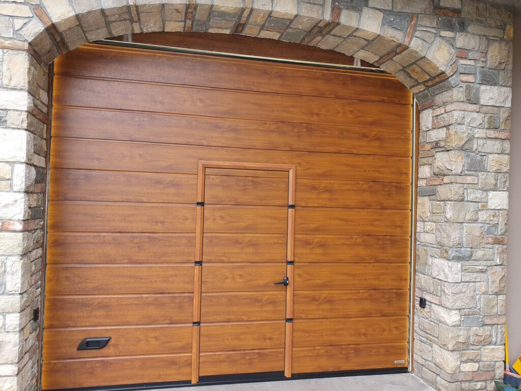 Porta sezionale residenziale installata da Macrotec, realizzazione 1