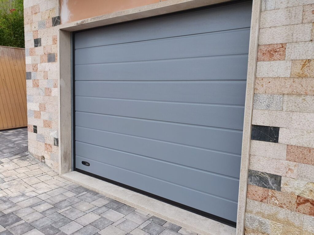 Porta sezionale residenziale installata da Macrotec, realizzazione 2