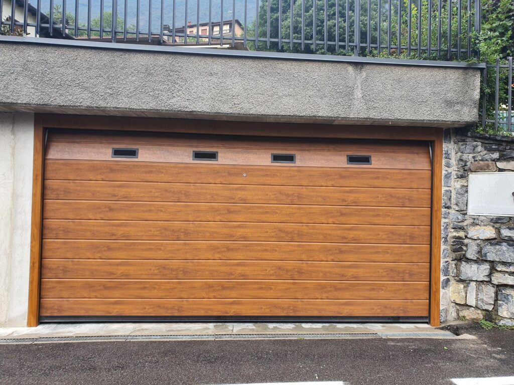 Porta sezionale residenziale installata da Macrotec, realizzazione 3