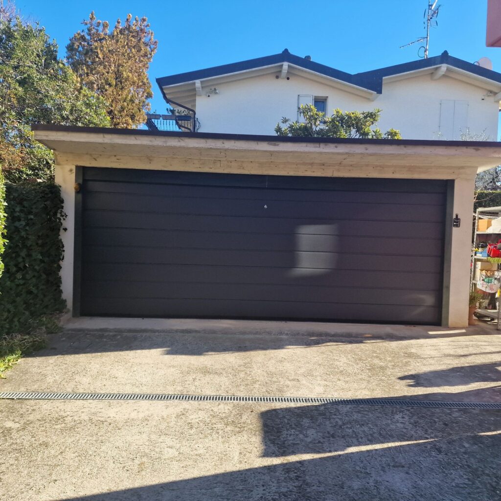 Porta sezionale residenziale installata da Macrotec, realizzazione 5
